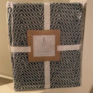 Ellen DeGeneres.  Blue and White Throw Blanket.50X60. NWT. Loli. Bleu Collection